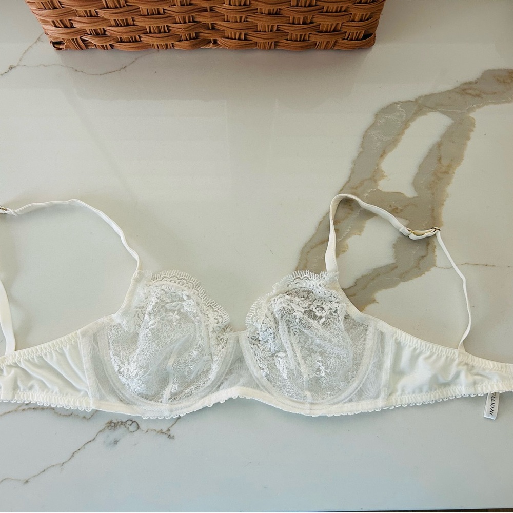 Chic White Lace Underwire Bra